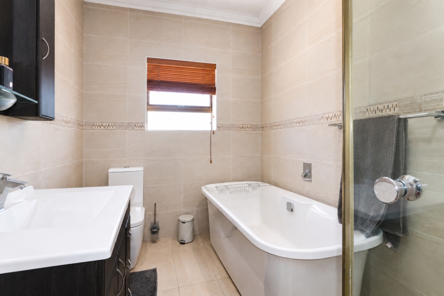 3 Bedroom Property for Sale in Waves Edge Western Cape